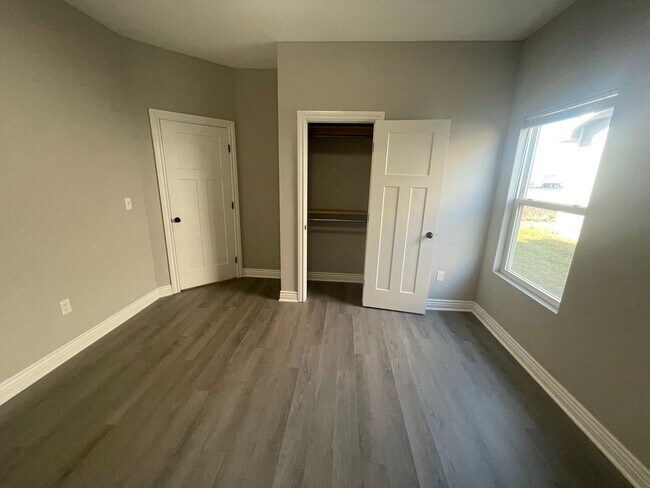 Building Photo - 5533/35 N Edwards Cir