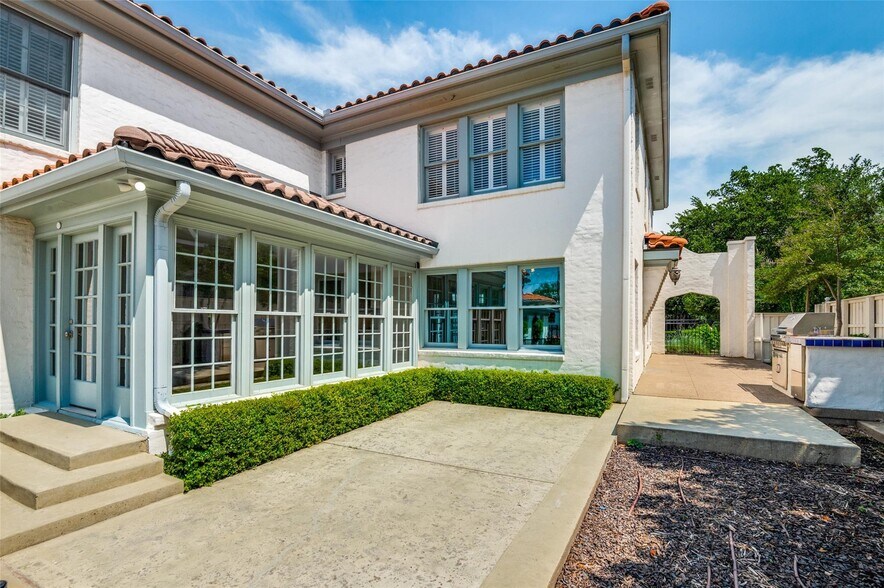 Building Photo - 4031 University Blvd