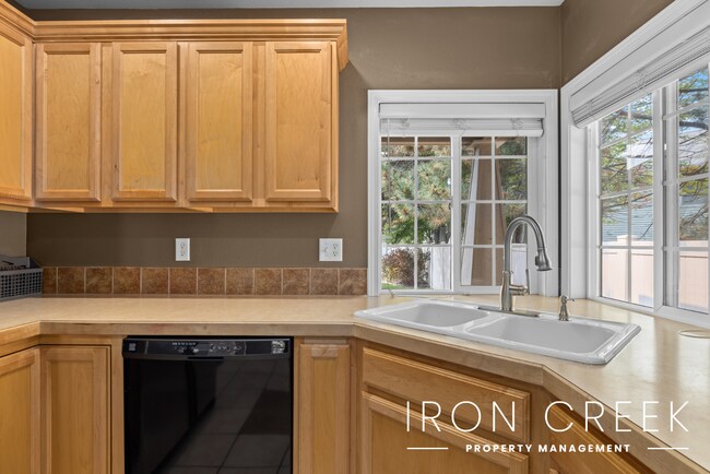 Building Photo - Quiet Abode in Prime Location with Easy Ac...