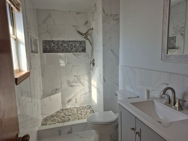 Building Photo - 3 Bedroom 2 Bath