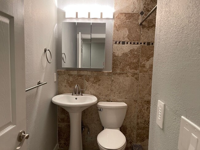 Building Photo - Updated Townhome Louisville- Perfect commuting location