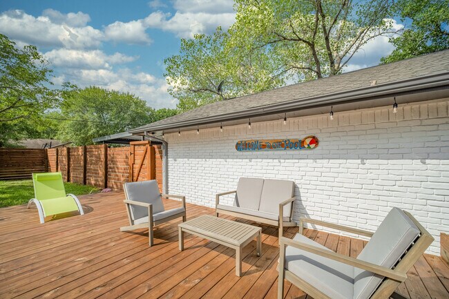 Building Photo - 313 Melorine Dr
