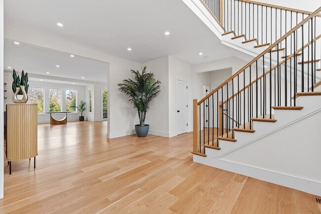 Building Photo - 5 Colonial Rd