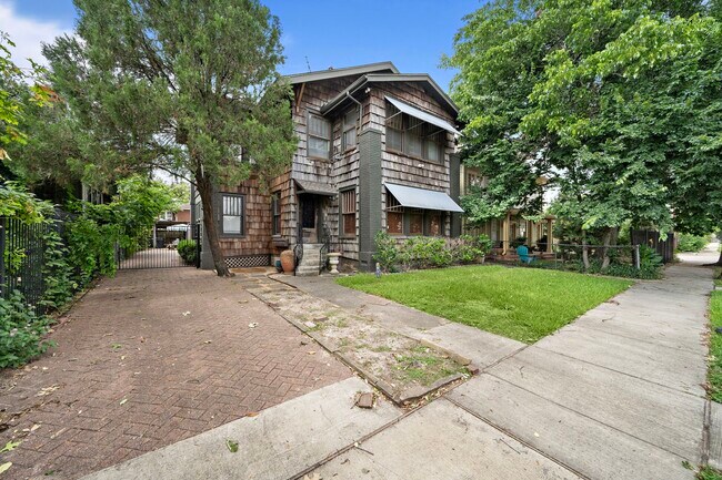 Building Photo - 811 Sul Ross St