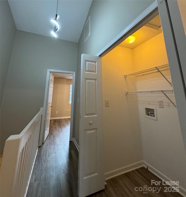 Building Photo - 10165 Forest Landing Dr