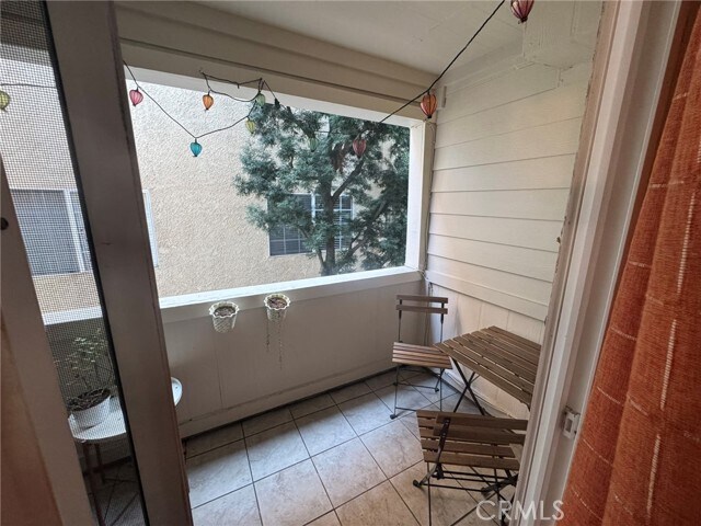 Building Photo - 428 N Hollywood Way