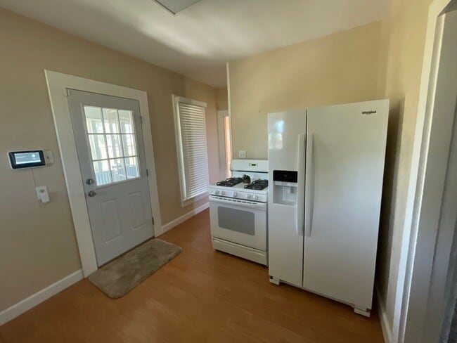 Building Photo - Spacious 3-Bed Home with Large Front & Backyard – Quiet Madera Living