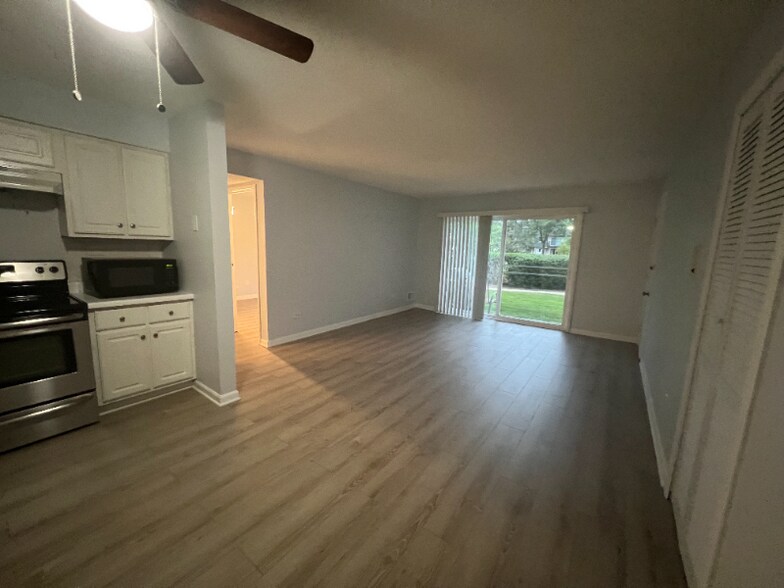 Building Photo - 9442 Bay Colony Dr