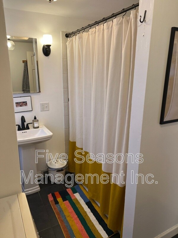 Building Photo - 285 1/2 Weaver Street