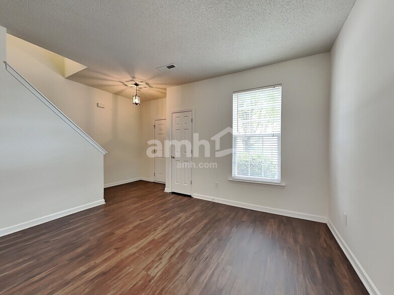 Building Photo - 6016 Glen Way Dr