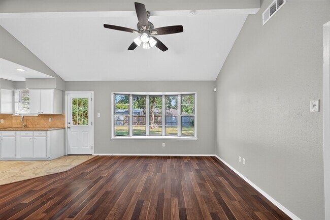 Building Photo - 811 Lochmoor Ln