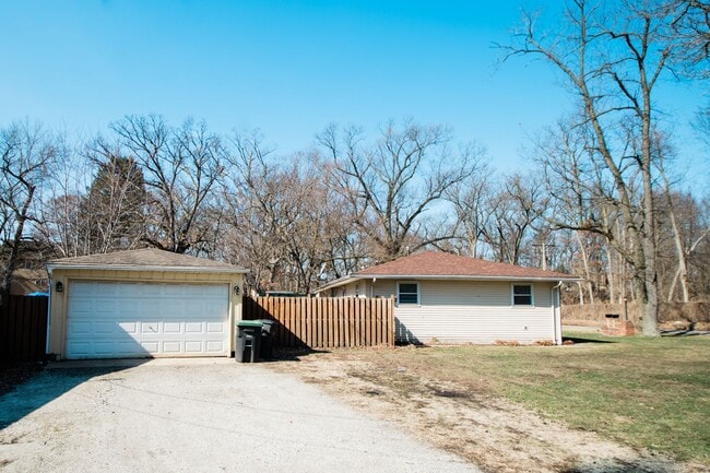 Building Photo - 3 bedroom / 1 bathroom Duplex in Portage
