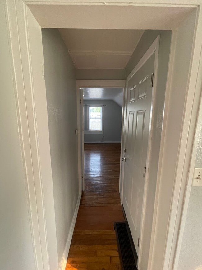 Building Photo - Large 1 Br upstairs apartment - with 2 bon...