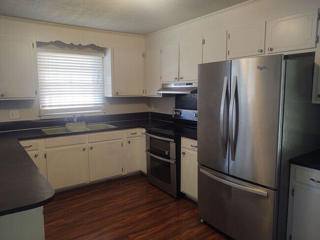 Building Photo - Large 2 bedroom 2 bathroom house with 1 ca...