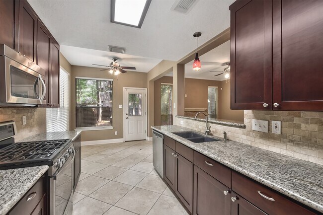 Building Photo - 5 E Willowood Ct