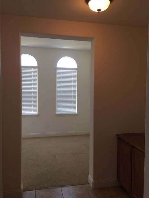 Building Photo - Manteca 4 Bedroom 1/2 bath 2 Car Garage ta...