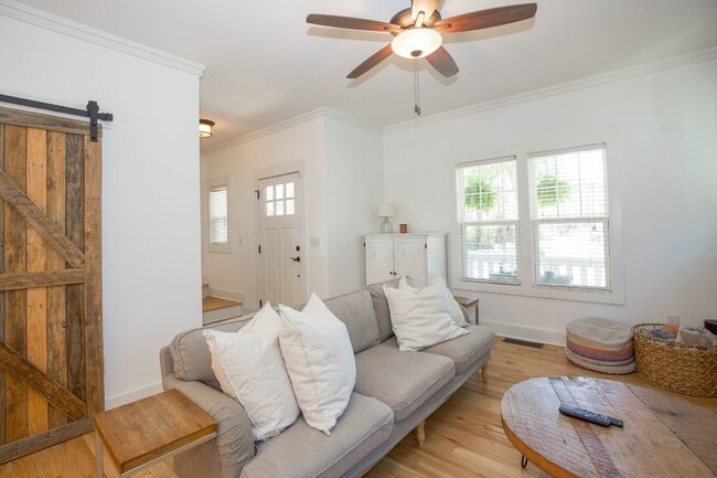 Building Photo - Charming Cottage in DOWNTOWN Southern Pines