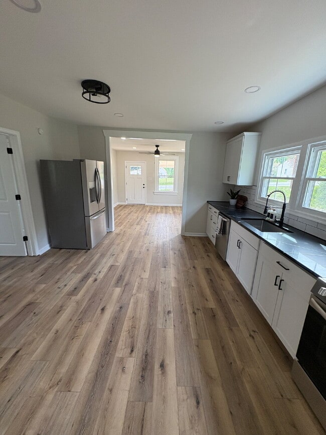 Building Photo - Stand alone home in Madison Heights close to everything.