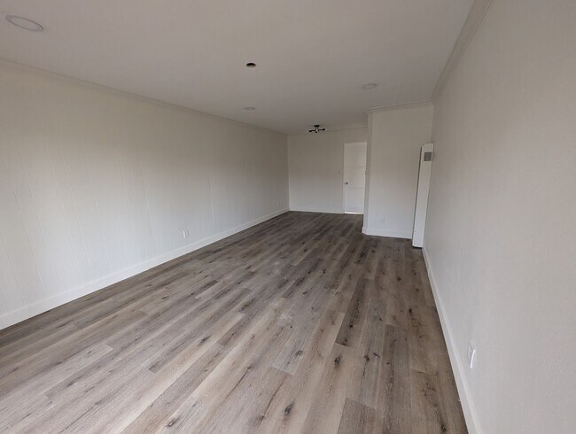 Building Photo - 2BR Apartment Steps from Windansea Beach