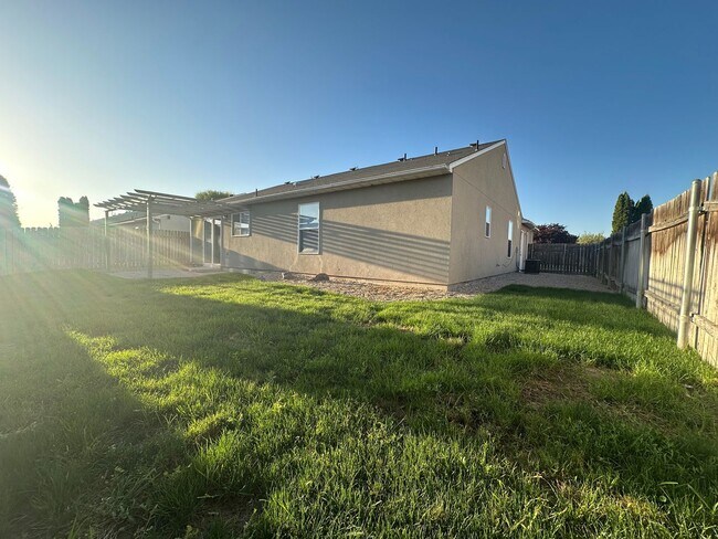 Building Photo - 3bed, 2bath 1,160sq.ft. 2car garage home in Central Caldwell location