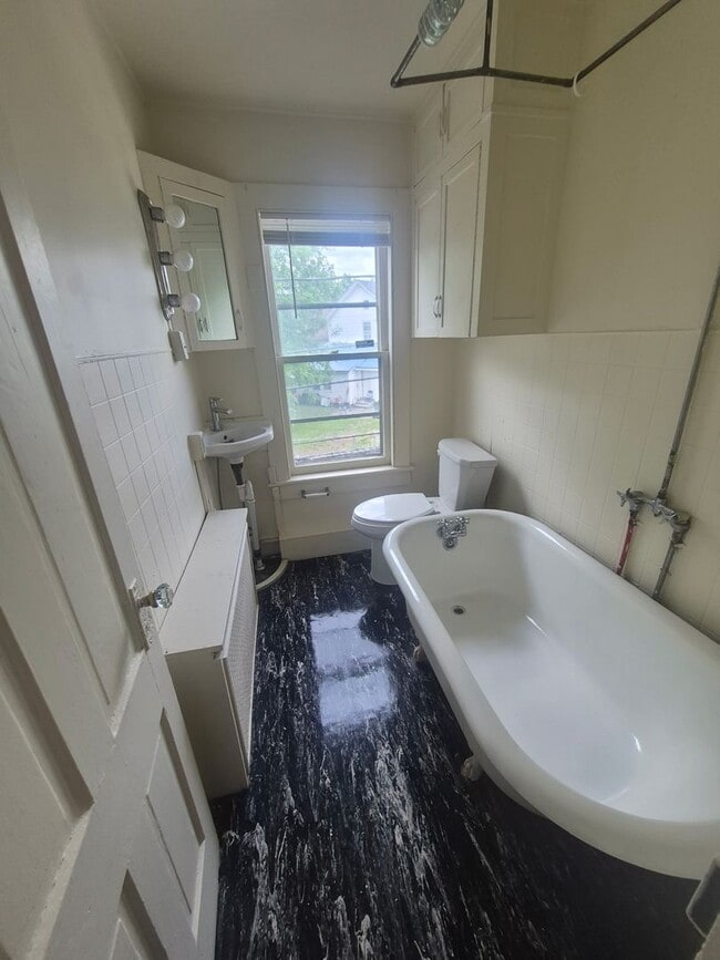 Building Photo - Large 3/4 Bedroom 1/2 Duplex in Stroudsburg borough!