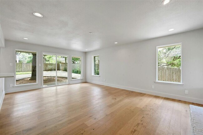 Building Photo - 1305 Kenwood Ave