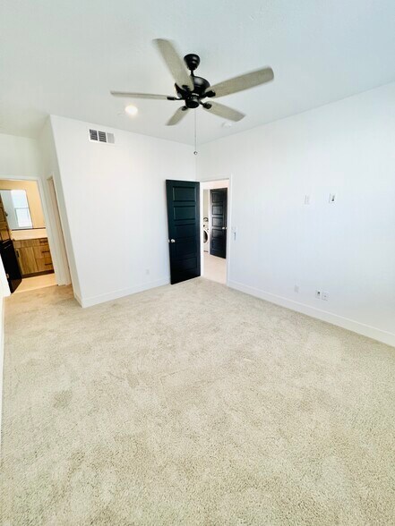Building Photo - 2821 E Tamarind Dr