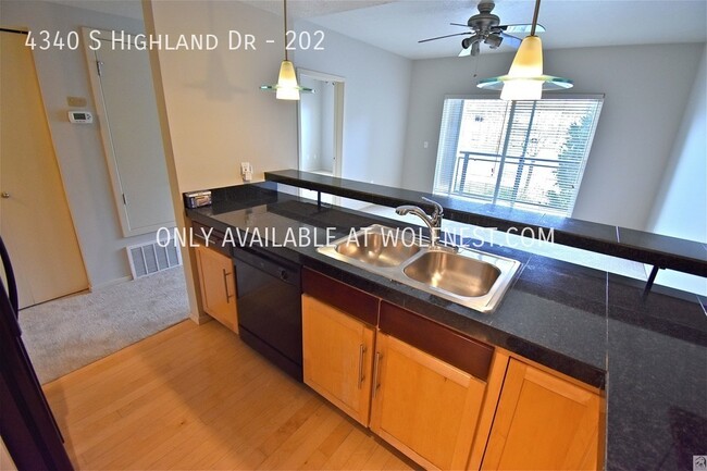 Building Photo - Beautiful 2 Bedroom Holladay Condo!