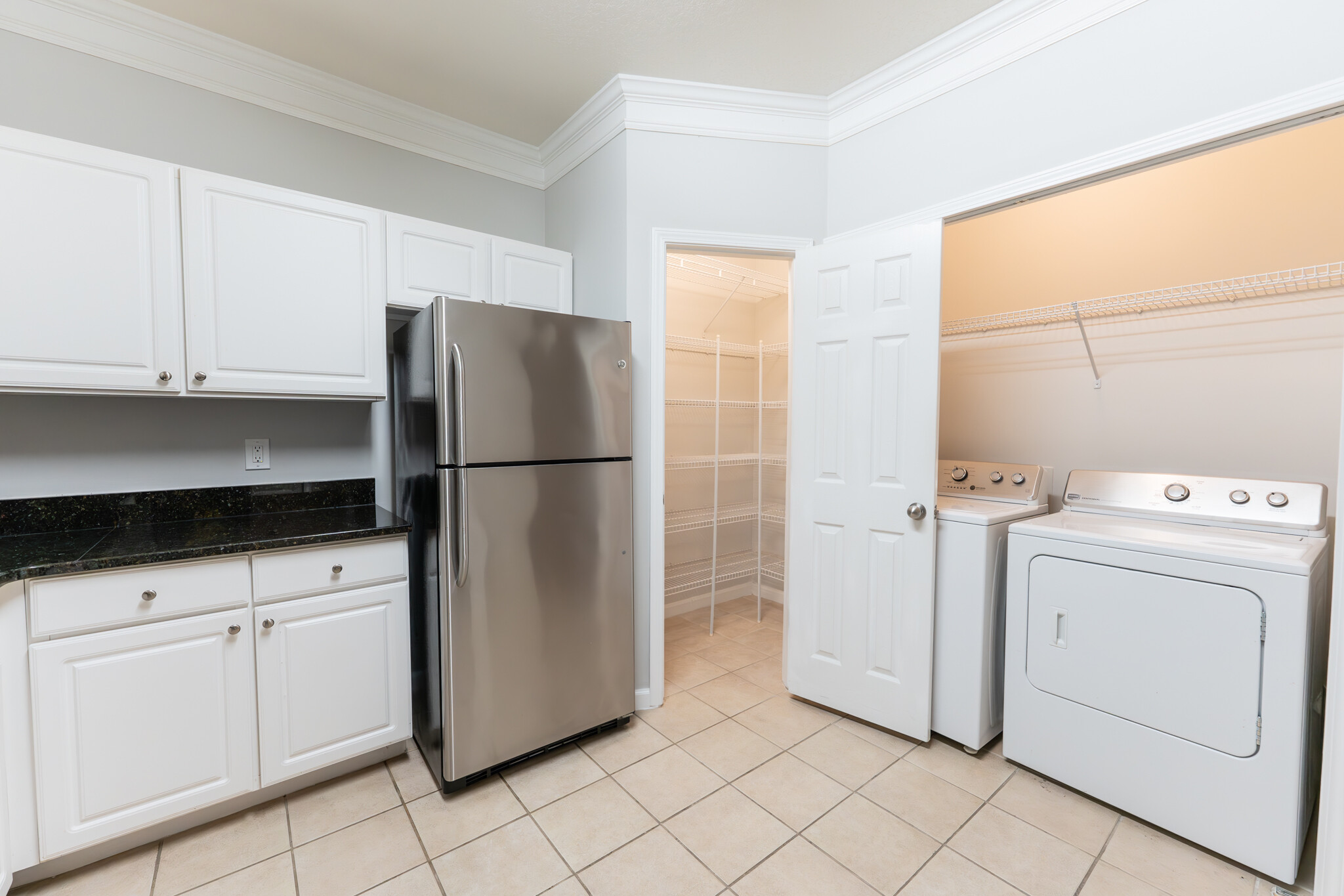 Kitchen, Pantry & In-Unit Washer/Dryer - 1133 Westchester Rdg NE