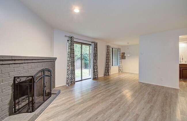 Building Photo - Cozy 2 bdrm 2 bath Condo - HALF OFF the 1s...