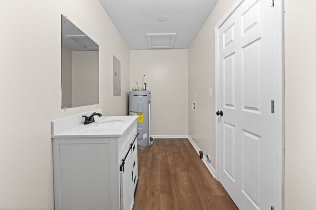 Building Photo - Renovated 3 Bedroom Dog Friendly Home For ...