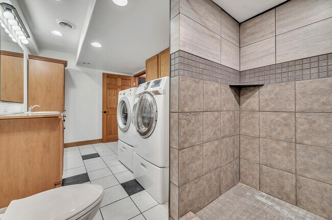 Building Photo - 2803 Sportsmans Dr