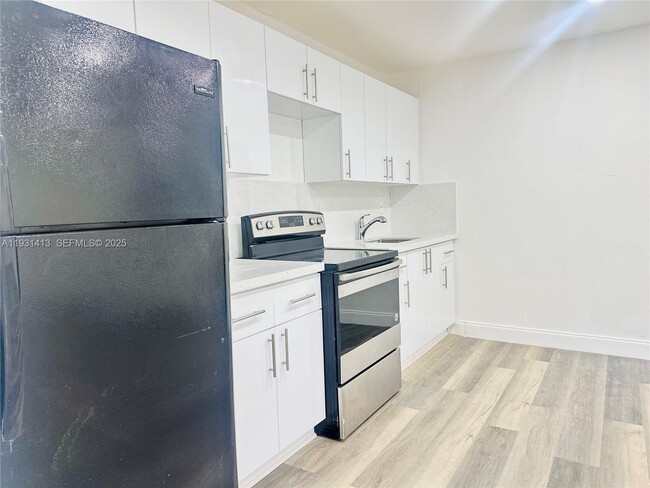 Building Photo - 1600 NW 7th Ct