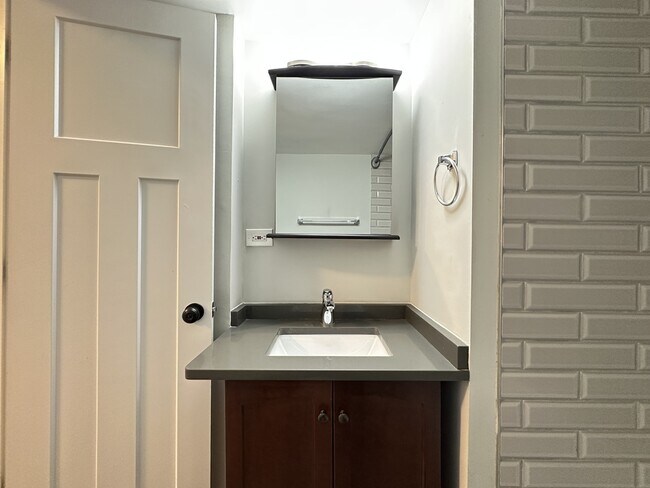 Building Photo - 450 W Wellington Ave