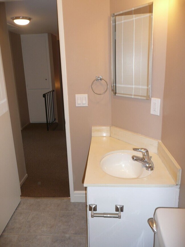 Building Photo - 4 bedroom home in Tustin