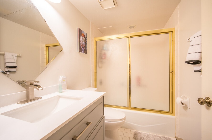 Bathroom - 3942 N Oakland Ave