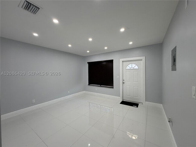 Building Photo - 335 NE 168th St