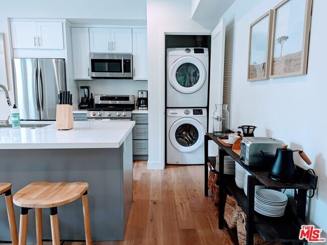 Building Photo - 3726 Kelton Ave