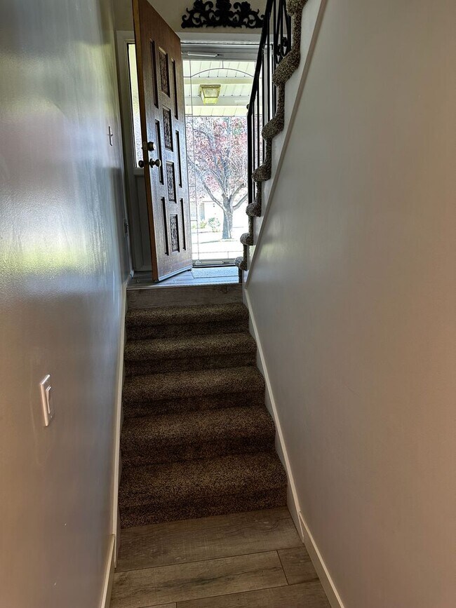 Building Photo - Beautifully Updated Two-Story Home in Sandy — Mountain Views & Big Backyard!