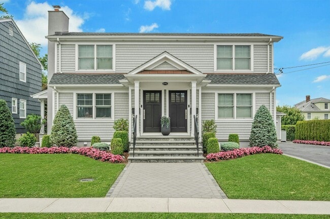 Primary Photo - 241 Gainsborg Ave E