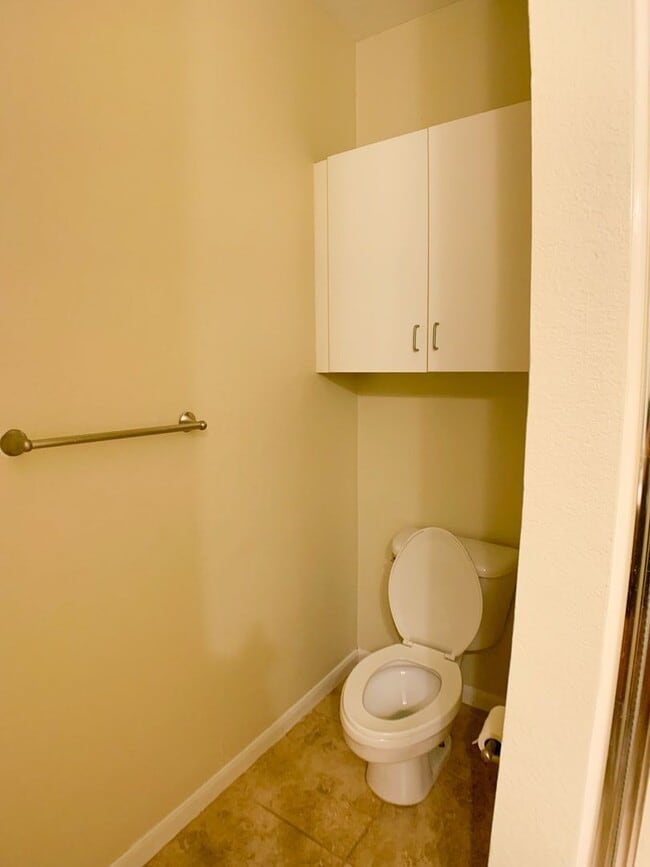 Building Photo - Studio unit in Downtown with free water an...