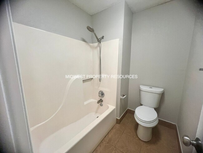 Building Photo - Beautiful 2 Bedroom Townhome with Updated Kitchen