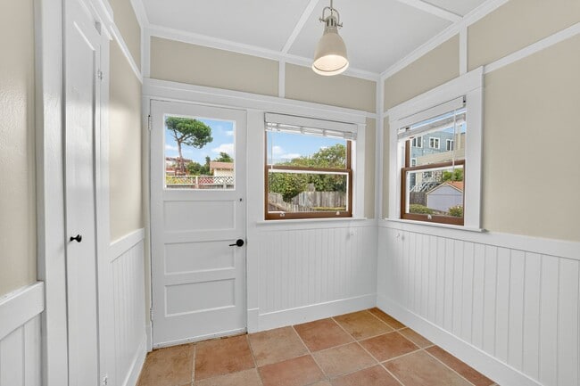 Building Photo - Charming Sunset Home with Hardwood Floors ...