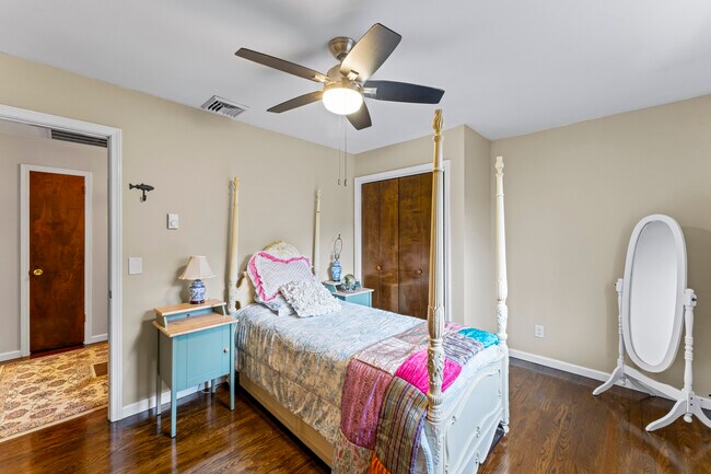 Building Photo - 8 Glenview Dr