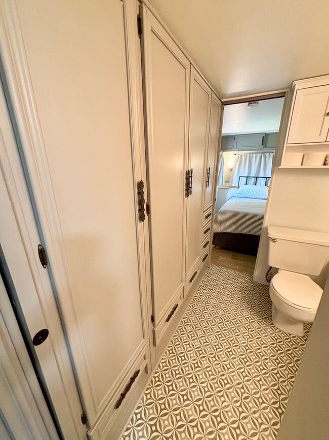 Building Photo - Bright & Newly Renovated FURNISHED 1-Bedroom Rental