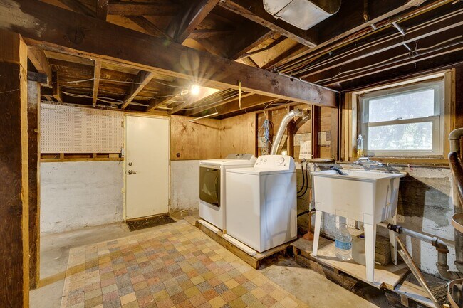 Building Photo - Adorable Wedgewood 4 Bedroom Available Now!