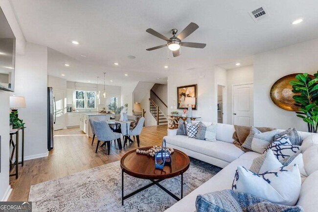 Building Photo - 5716 Plaza Dr SE