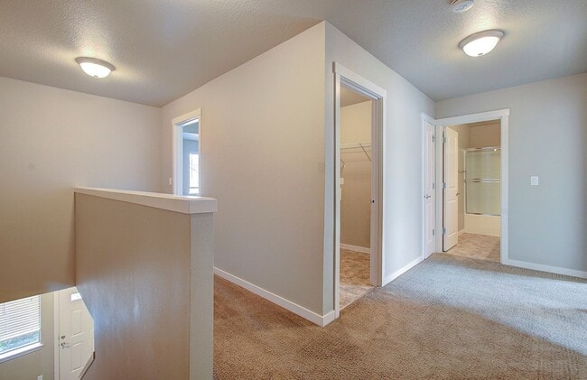 Building Photo - BEAUTIFUL CREEKWOOD TOWNHOME! 3 BR, 2.5 BA