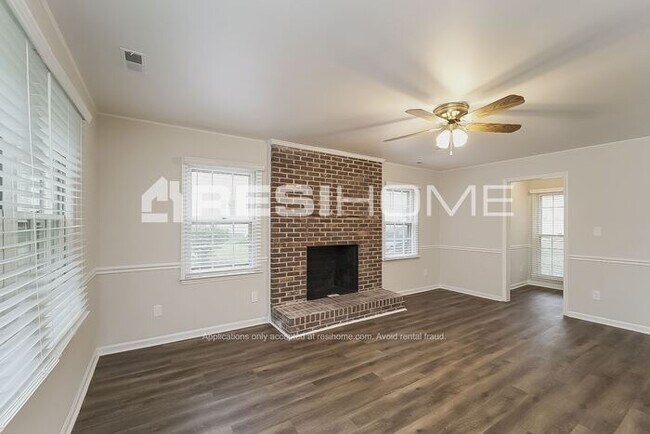 Building Photo - "Welcome Home! Get 1 month FREE RENT when ...