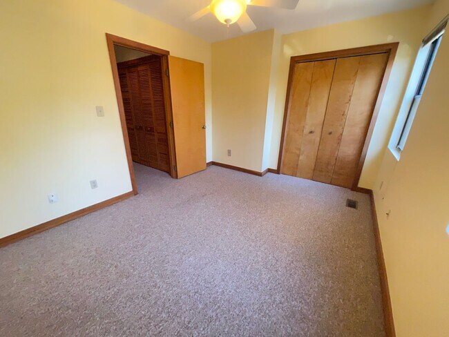 Building Photo - Lovely, updated 2br in Weatherhill. Great location & Carrboro charm!
